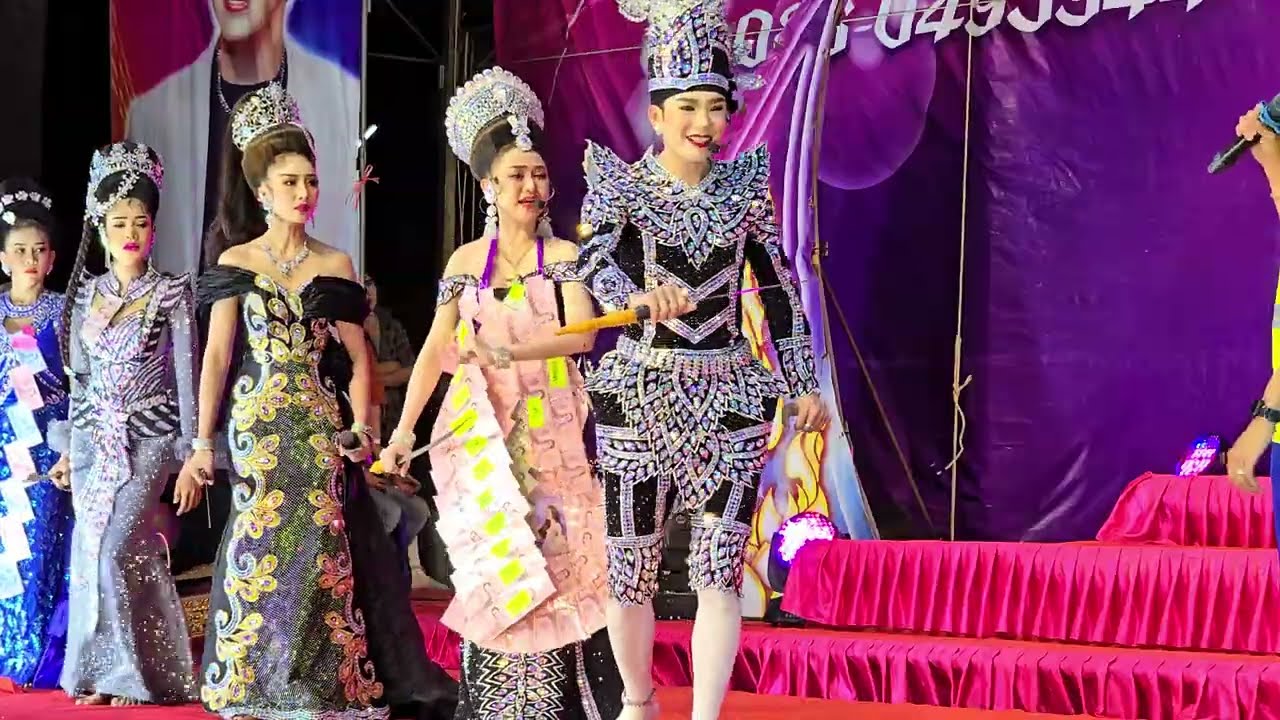 Третья серия такая смешная. Нонг Нун Нетчанок появляется в своей первой сцене, сталкиваясь с геро...