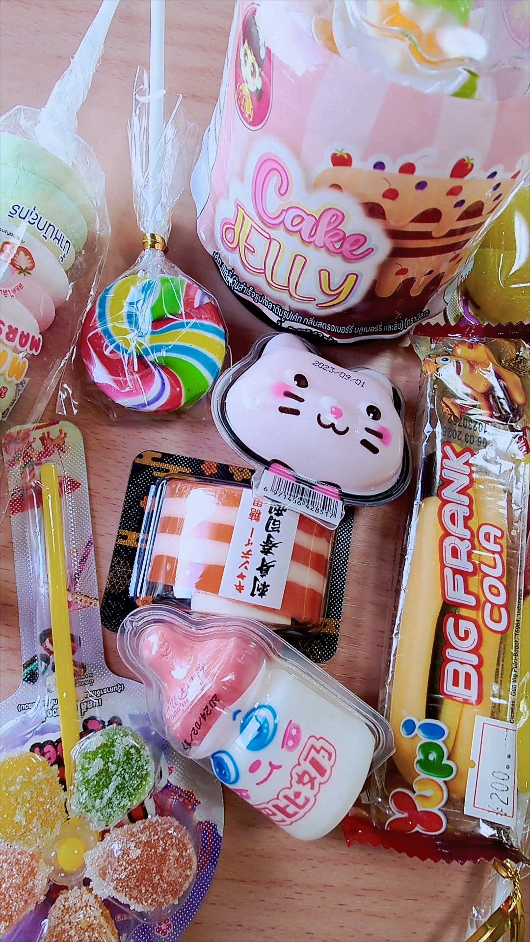 スクイーズ店のお菓子開封したら大惨事になりました#shorts - YouTube