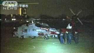 米海軍ヘリが神奈川・平塚市のサッカー場に不時着（11/02/09）