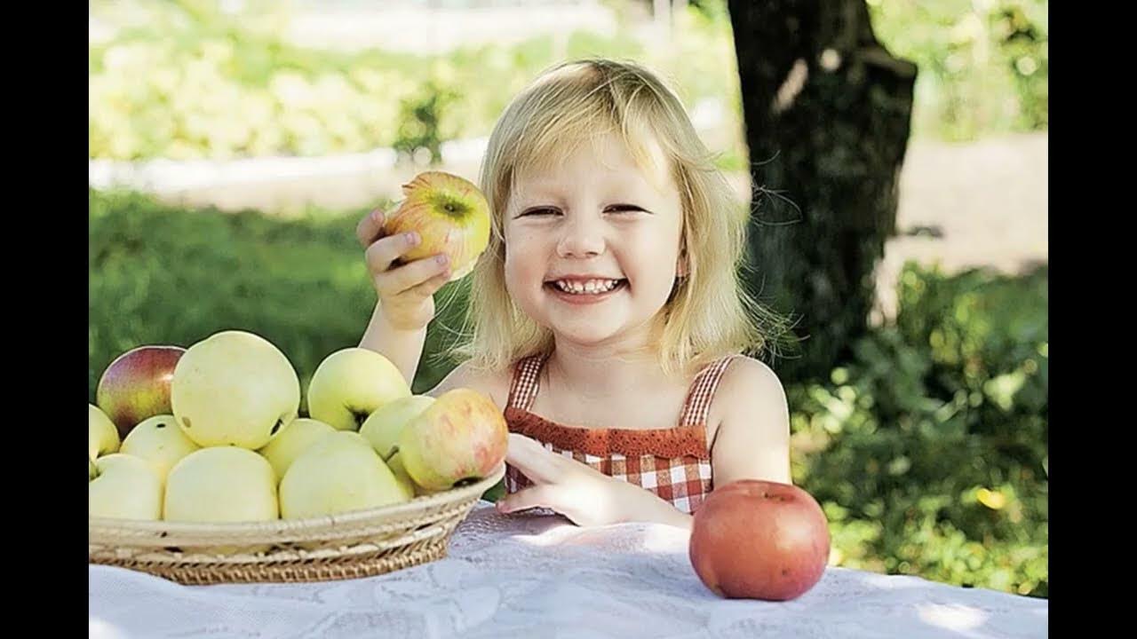Съем яблок. Яблоко для детей. Фрукты для детей. Ребенок ест яблоко. Девочка с яблоками.