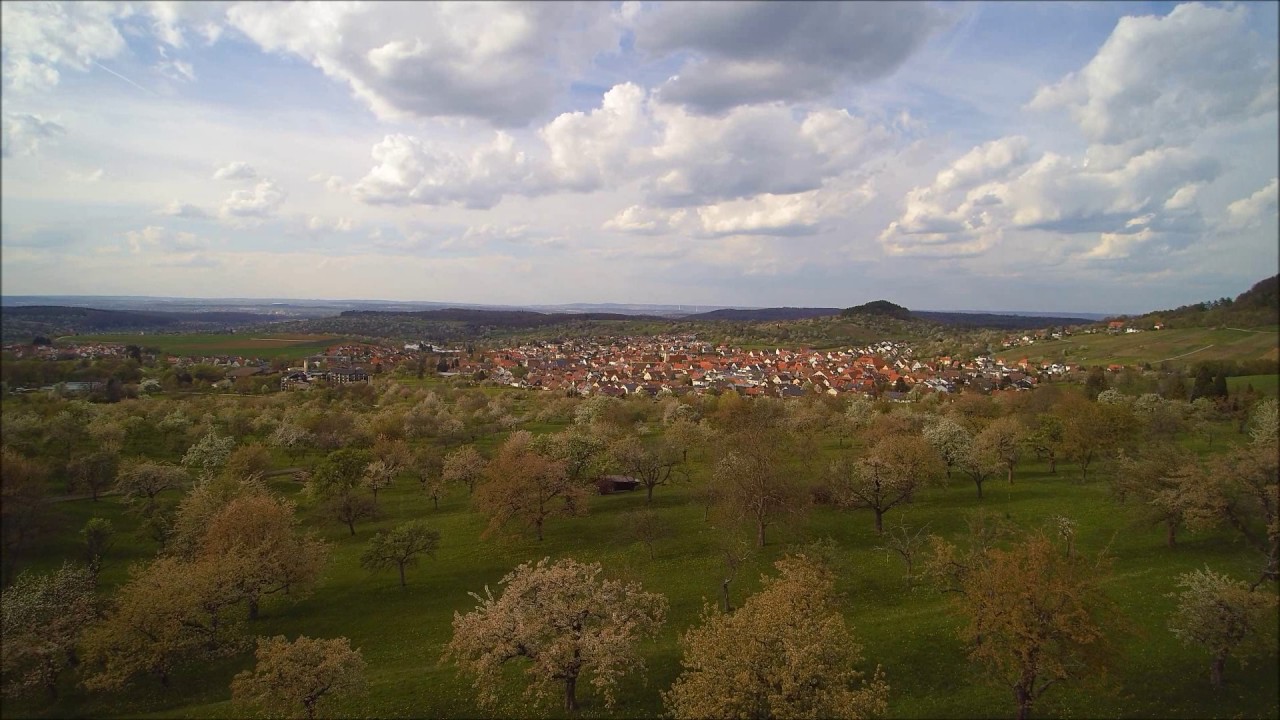 Flug über Streuobstwiesen bei Beuren im Frühling am Rande der Schwäbischen Alb