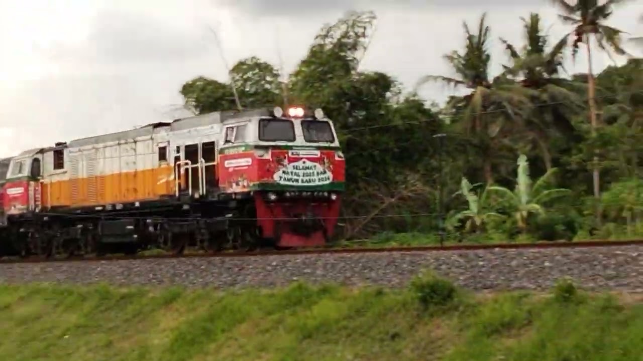 KA Lodaya Tambahan Relasi Bandung - Solobalapan Loko: CC 206 13 13 [Livery natal]