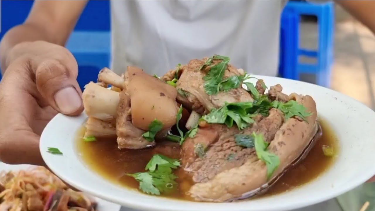 ပုသိမ်မြို့ ကင်မလင်းကျွန်းလမ်းက ဝက်သားတုတ်ထိုးဆိုင်မှာ Ser Mal😋😋