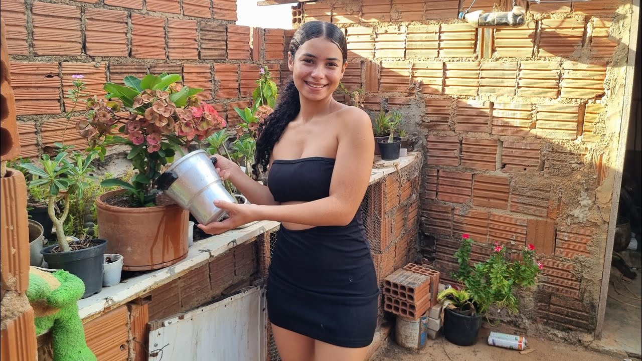ANGELINA MOLHANDO AS PLANTAS 