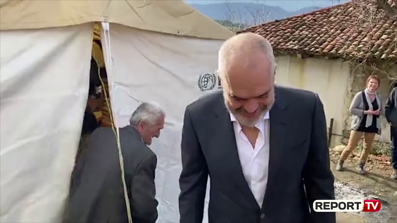 Report TV -Rama rrëshqet nga balta dhe për pak rrëzohet, Veliaj 'i jep një dorë'