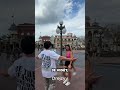 Muž Rozdává Náhodné Objetí Lidem A Dělá Jim Radost...