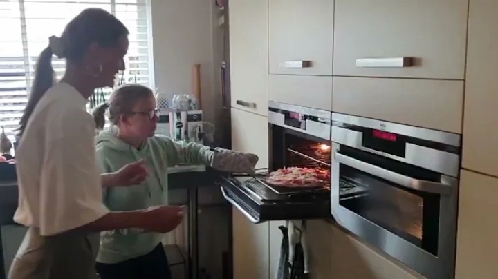 Maatjesproject | Patrizia & Sara bakken een pizza