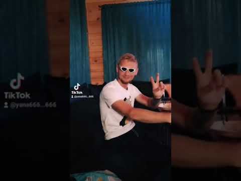 стиль 80х для девушек. попа слиплась. группа вирус 1999. мятная жвачка ссср. жую ириску песня какого года.