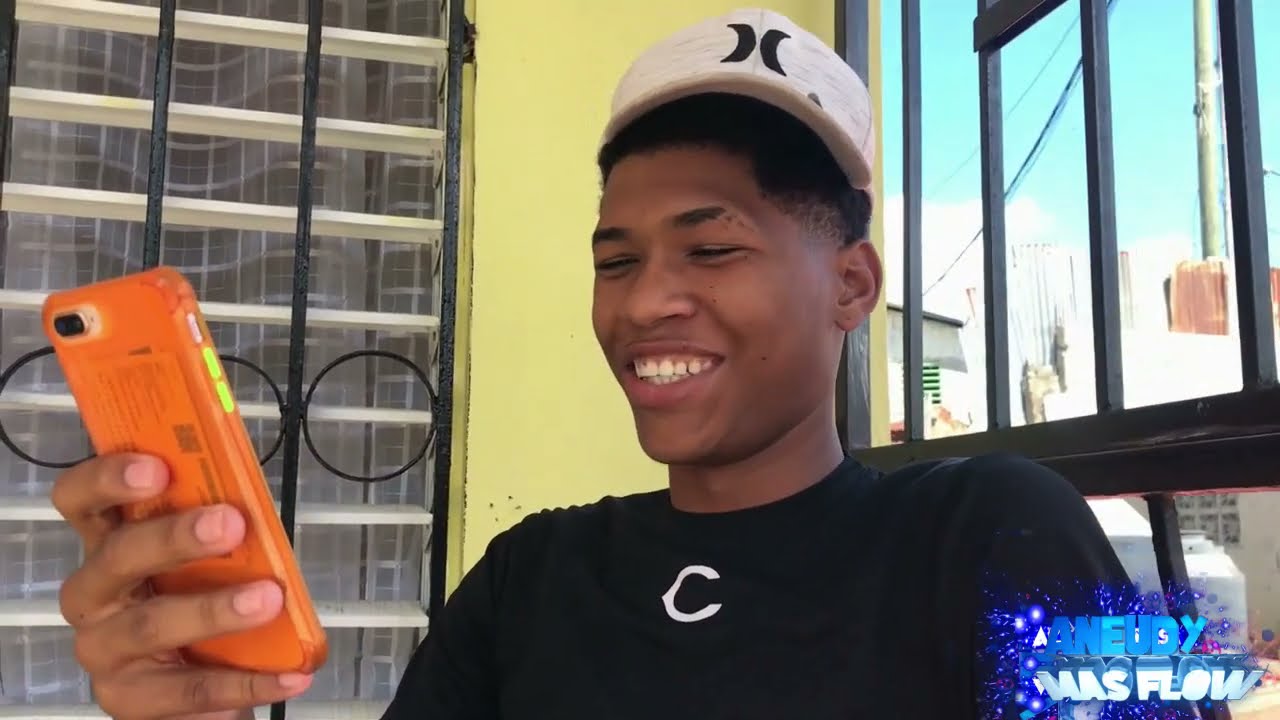 NO SE PUEDE ENTENDER NADA. EL QUE HABLA MAS RAPIDO DEL MUNDO