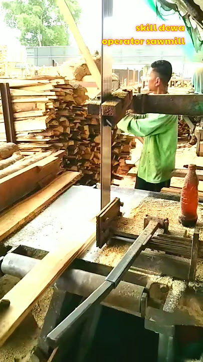 Kesibukan para operator sawmill di pabrik kayu