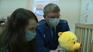 Сотрудники прокуратуры навестили в больнице пострадавшую от рук матери девочку