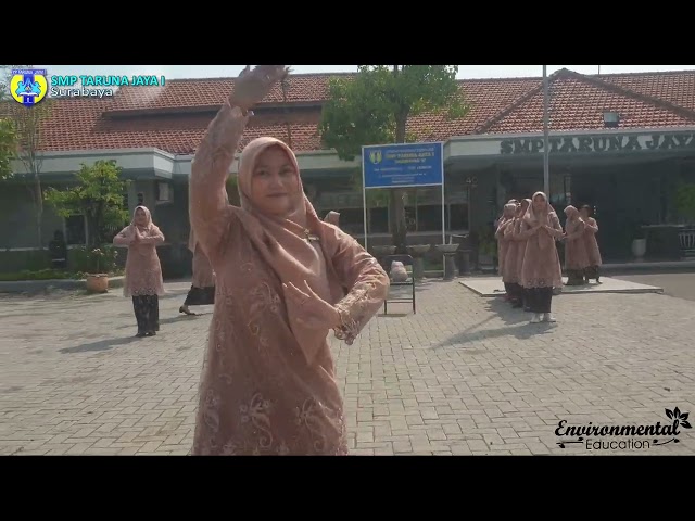 Penampilan Tari Wonderful Indonesia Oleh Ibu Guru dan Karyawan SMP Taruna Jaya 1 Surabaya class=