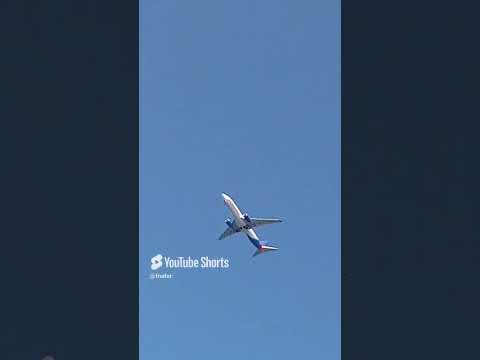 Αεροπλάνο περνά πάνω