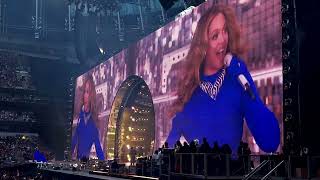 Beyonce Tributes Tina Turner Live in London - River Deep, Mountain High Resimi