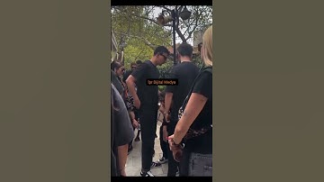 Uzak Şehir’in oyuncusu Atakan Özkaya,63 yaşında hayatını kaybeden babasını son yolculuğuna uğurluyo