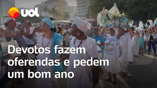 Festa para Iemanjá reúne multidão na praia de Copacabana