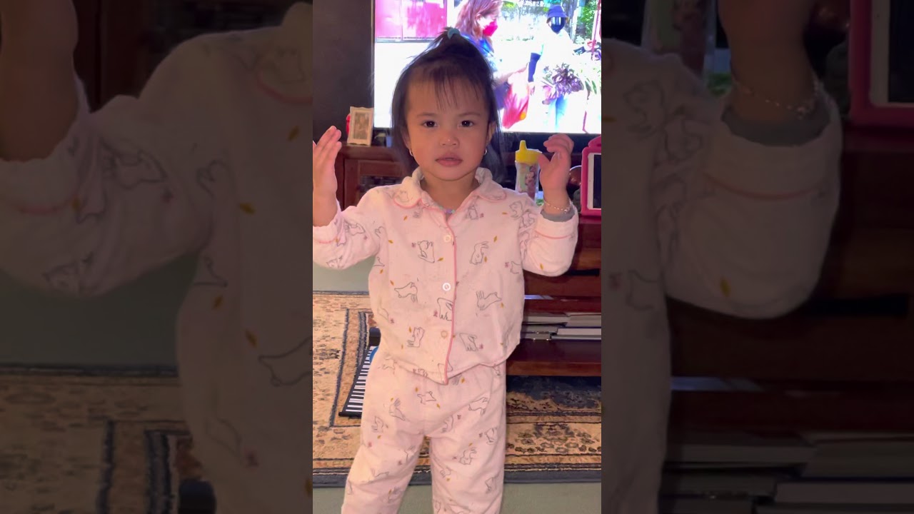 She's pretending like she's not pooping 💩🤣😂