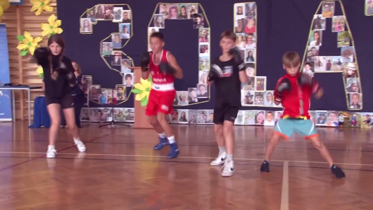 Pokaz mody sportowej - Uroczystość 30-lecia SP 15 w Koninie