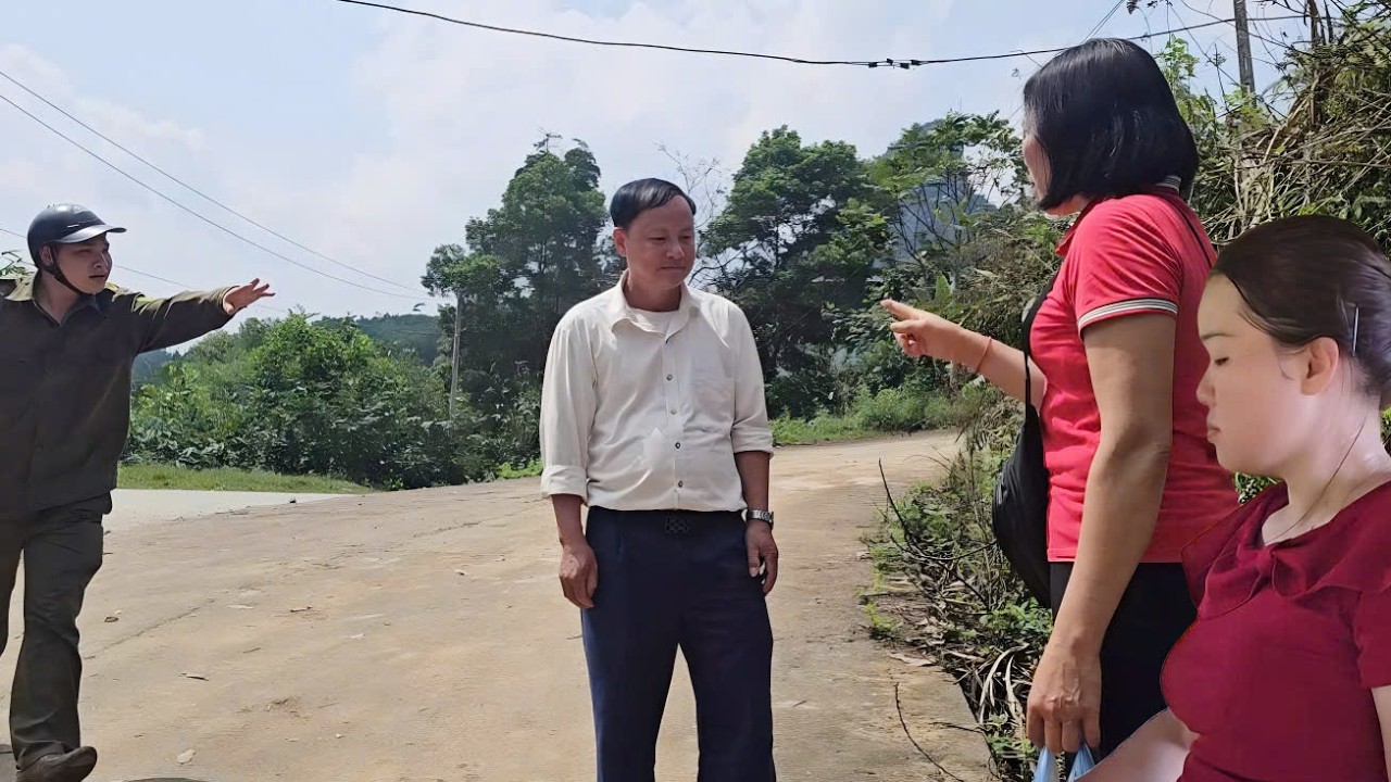 The man uttered insulting words, and Sau was about to slap him when Chuc appeared.