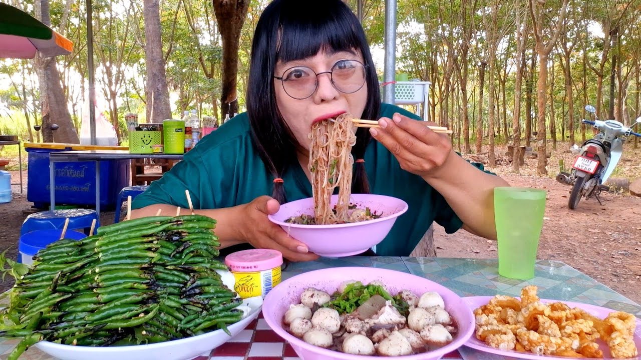 ก๋วยเตี๋ยวน้ำตกหมู พริกจี่ทากระปิแคปหมูนัวๆกรอบๆ