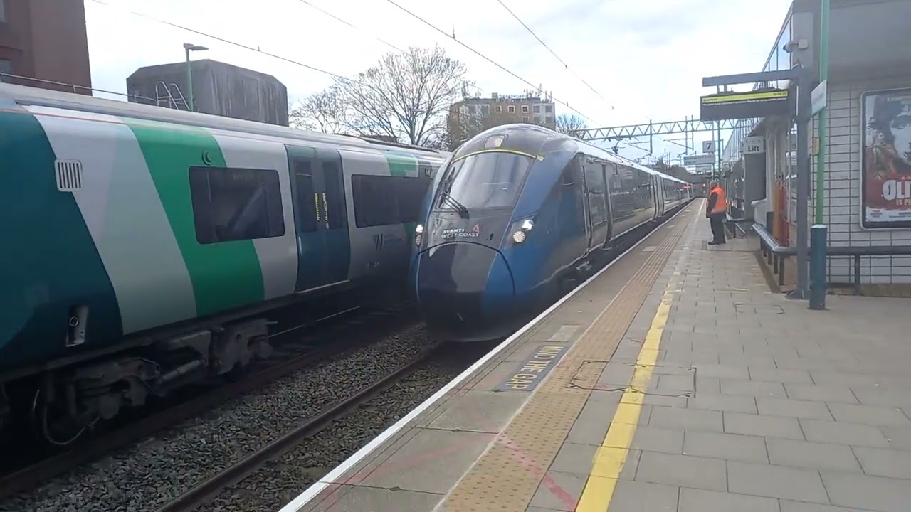 Avanti West Coast Evero class 807001 arrives & departs Watford Junction