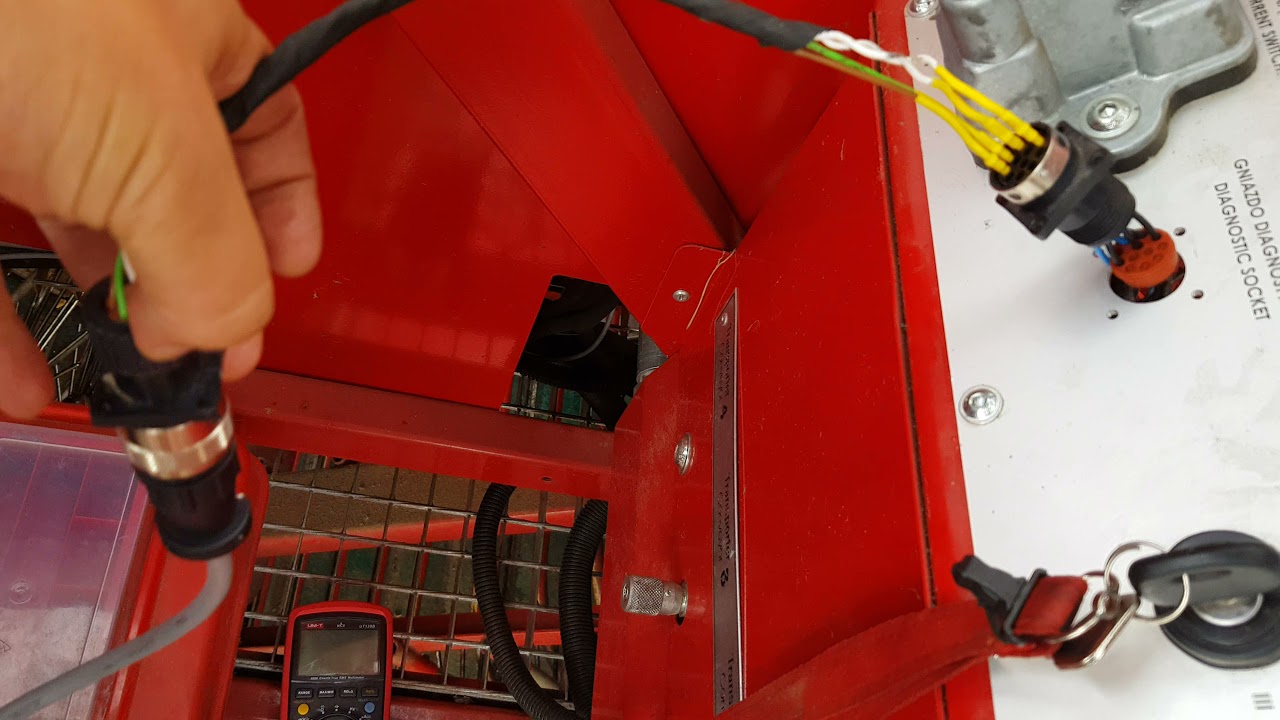 SYTUACJA AWARYJNA W SZCZERYM POLU...NOWY KOMBAJN DO PORZECZEK UNIERUCHOMIONY  NA PLANTACJI 🍇