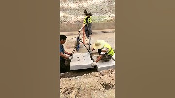 The lever principle transports cement bricks. Good tools to help you work