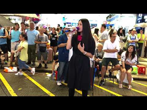 深夜港灣「街頭女皇*傾盆大雨*逾百人默默陪伴*風雨不改。」(2018-06-24）香港街頭藝人及唱作音樂人彭梓嘉老師