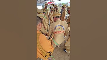 Điều chỉnh quan tài cho gia đình sau khi đã hạ huyệt xong - trại hòm Đại Phước Thọ