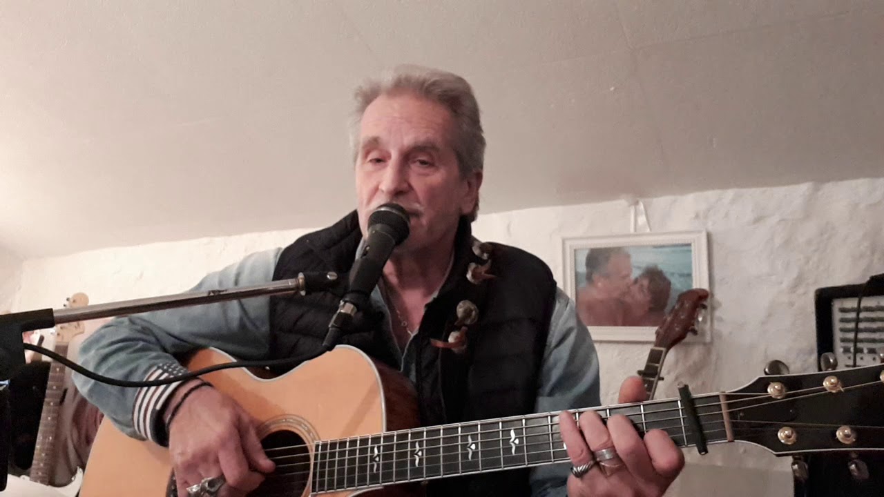 Francis Cabrel La Fille Qui M'accompagne Paroles