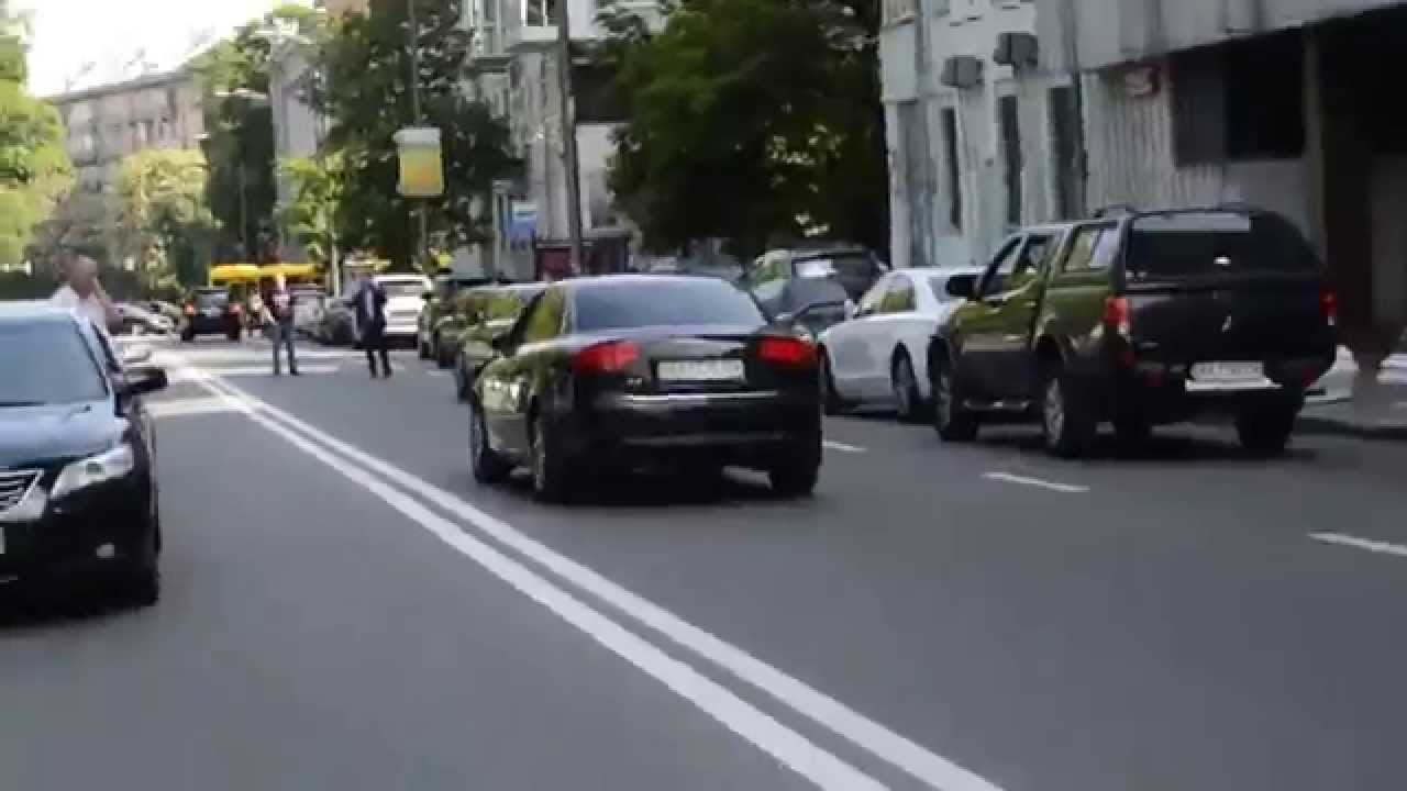 Человек на капоте