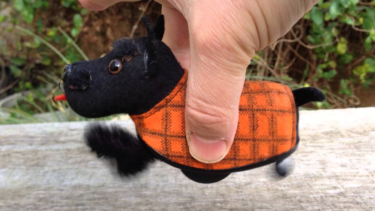 OLD VINTAGE ANTIQUE SCHUCO WIND UP CLOCK WORK 'TIPPY' DOG/SCOTTISH TERRIER  1930's