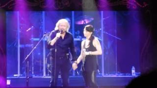 Barry Gibb & Samantha - How Can You Mend - Mythology Tour - O2 Arena London