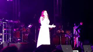 Burcu Güneş - Oflaya Oflaya (19 Mayıs Antalya Canlı)