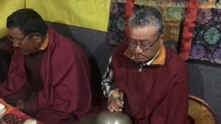 ༆ ཡེ་ཤེས་འོད་སྟོང་འབར་བའི་མར་མེ་འདི། ཁྲག་འཐུང་ལྔ་བཅུ་རྩ་བརྒྱད་ཞིང་དུ་འབུལ༔