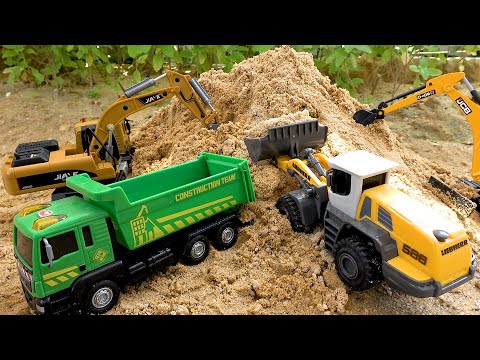 Автокран помогает машинкам в песке - машина игрушки для детей