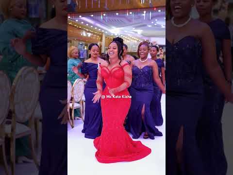 HUYU HAPA BI HARUSI ALIYEKONGA MIOYO YA VIJANA WENGI KWA UREMBO WAKE ANAOLEWA UTAPENDA ENTRACE YAKE