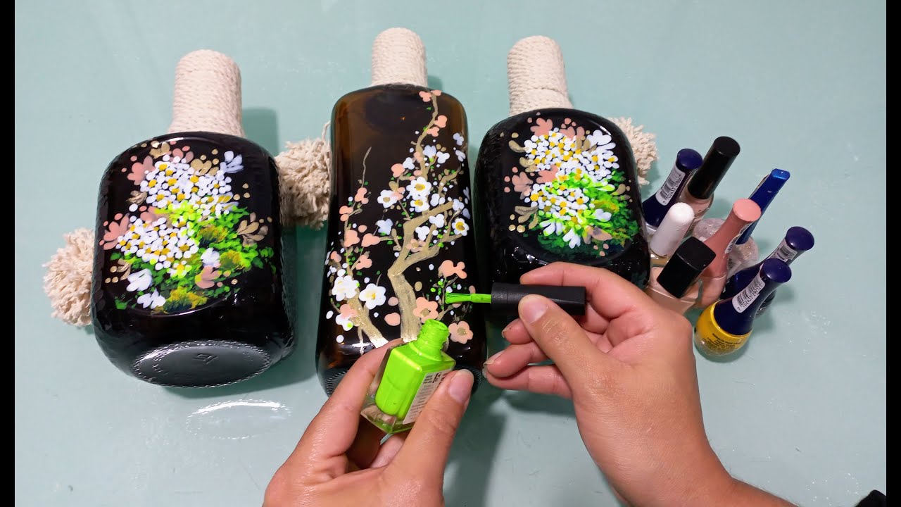 pintando con esmalte de uñas Silvia de Carlos Paz  Botellas pintadas  Manos dibujo Botellas decoradas