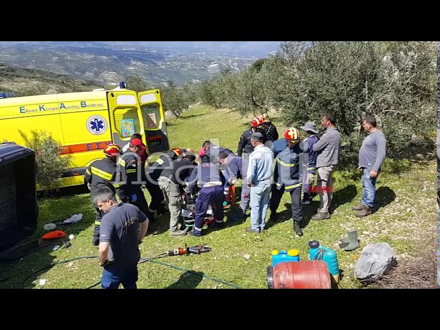 Καρέ - καρέ η στιγμή απεγκλωβισμού από το αγροτικό