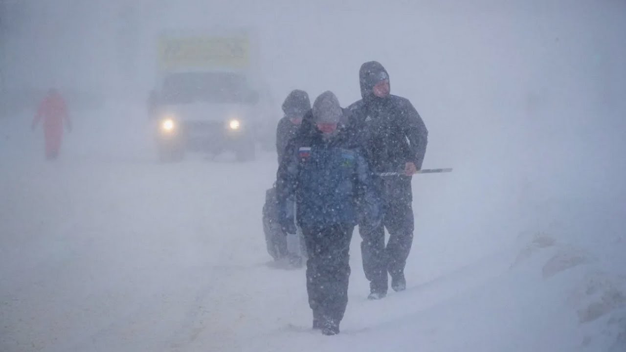 Заметенные дороги, нулевая видимость и огромные сугробы. Мощный снежный циклон бушует на Сахалине