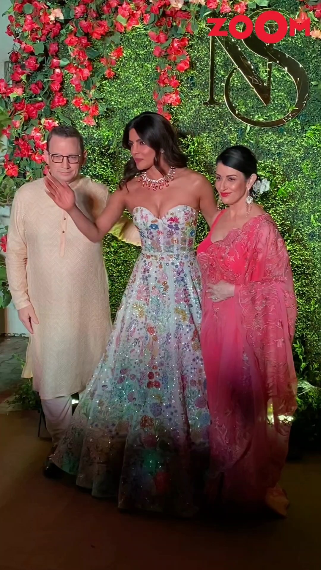 Priyanka Chopra GUIDES Nick Jonas' parents to pose for paps at her brother's Mehndi ? #shorts