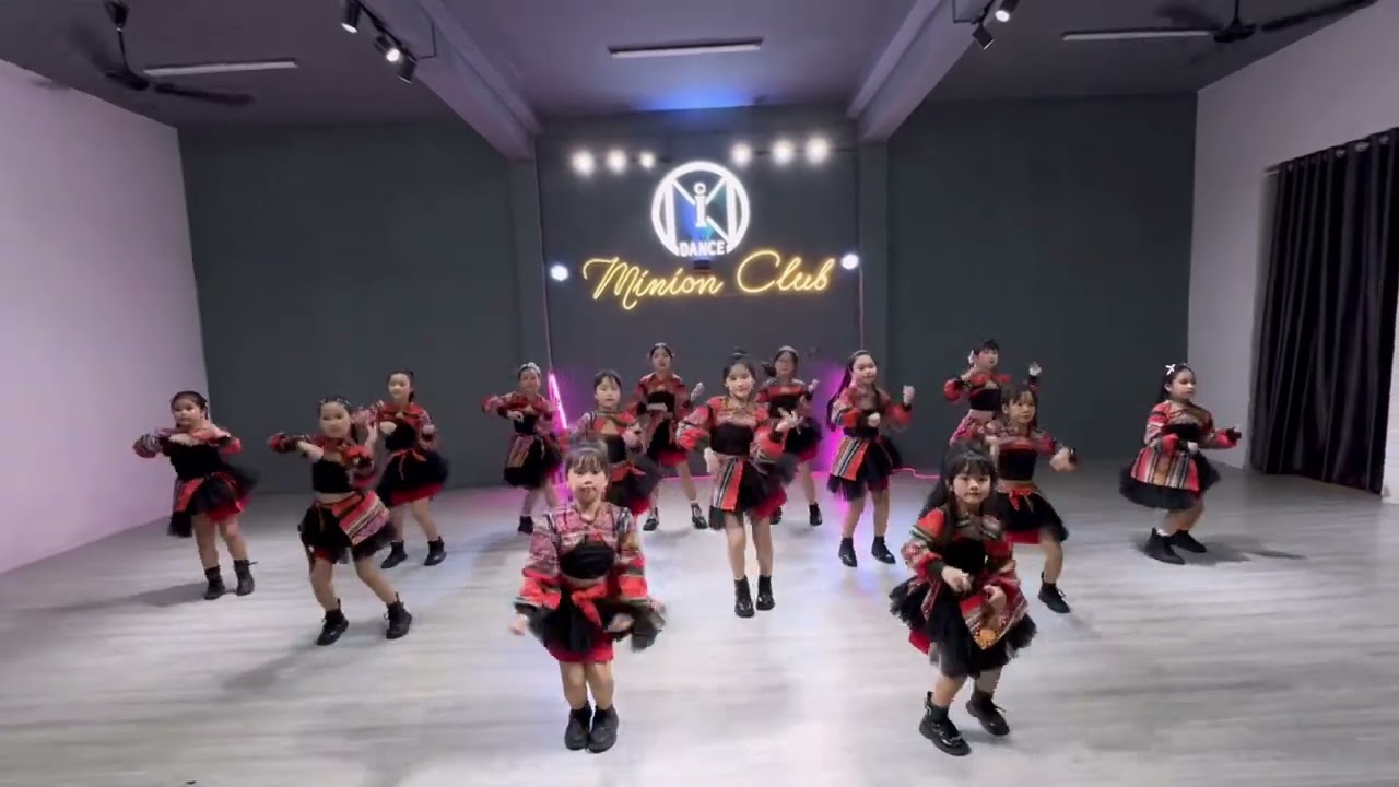 Đi giữa trời rực rỡ - MinionClub Dance 