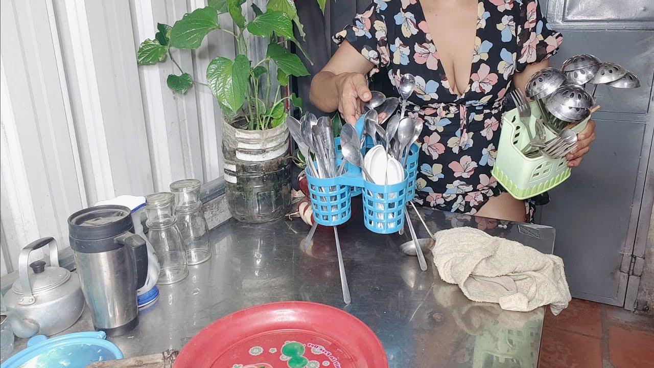 Mempersiapkan Meja Makanan Untuk Kapan Malam Ini