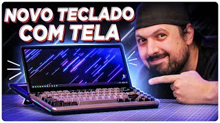 Esse TECLADO MECÂNICO tem uma TELA INTEGRADA, e dá pra AJUSTAR o ângulo!