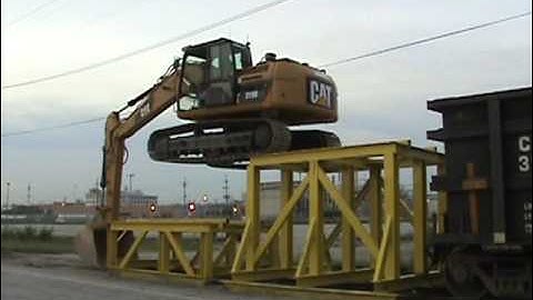 Cat 319D LN climbing onto rail car