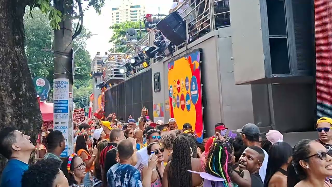 Trio elétrico Aza  de Aguia ele arrastando a multidão Campo Grande Salvador Ba