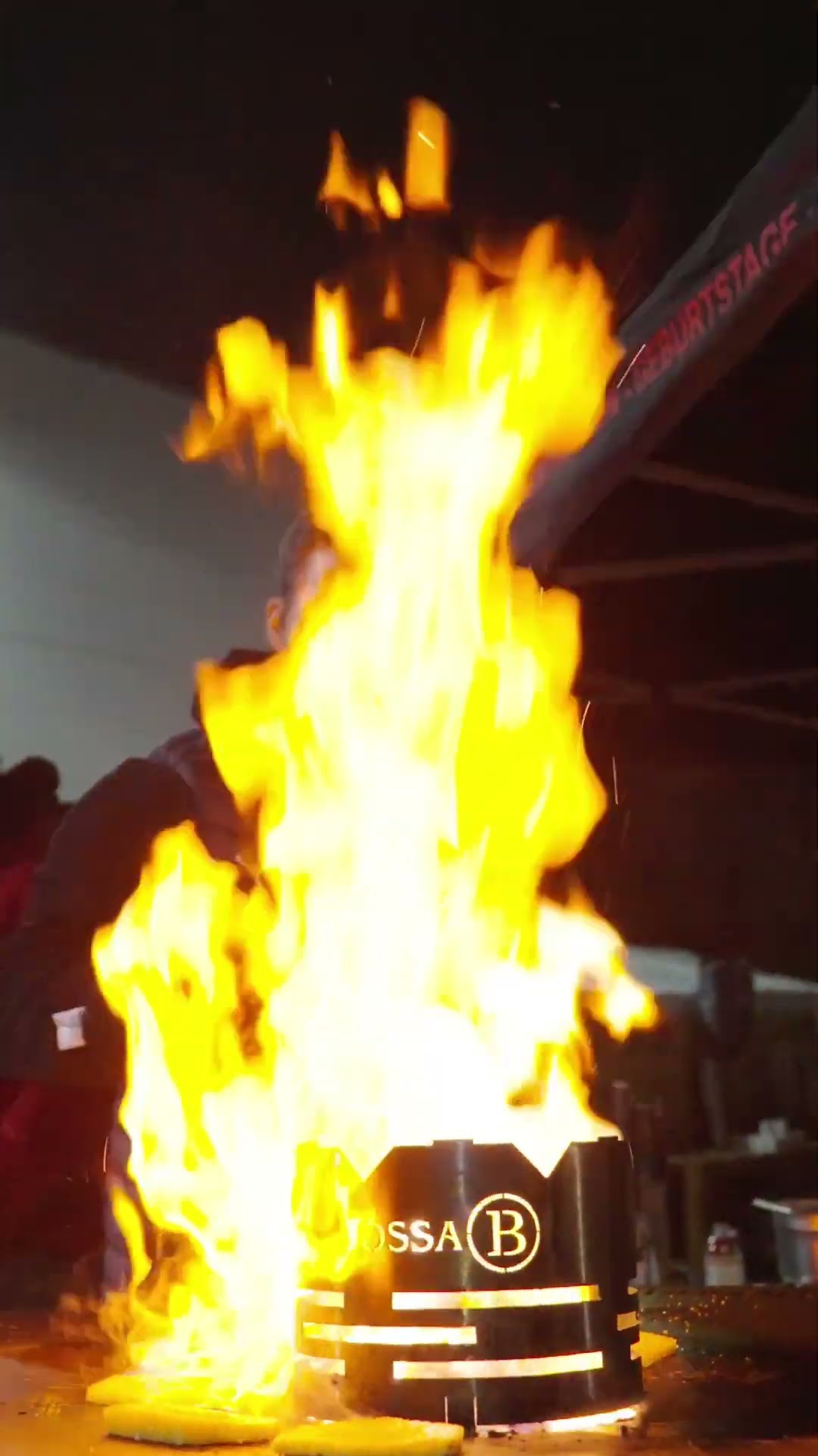 Feuriger Genuss: Flambierte Ananas auf der Feuerplatte. - YouTube