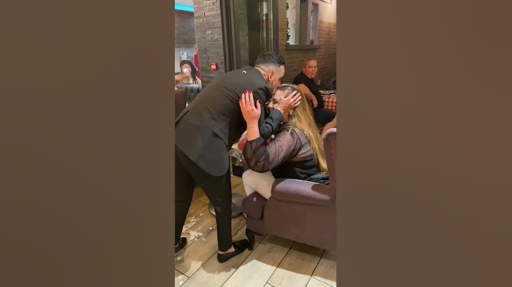 Il demande sa main au resto