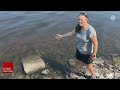 Elle découvre une pierre tombale sur le fleuve Saint-Jean