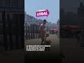 ¡No podía creerlo! Perrito recibe una pelota y emociona a todos 🐶🏖️ | #LaRazónViral